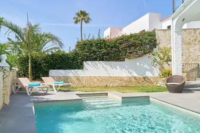 Image de Merveilleuse \"Villa Burriana Beach\" avec vue sur la mer, piscine, balcon, terrasse et jardin