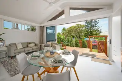 Image de contemporary beachside cottage in walking distance to beach and town