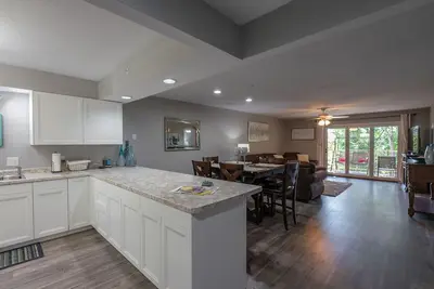 Image de 2-Br Updated Walk-In Condo ~ 2 Pools ~ Near the Strip ~ Free Tickets Included! (Fhc-13)