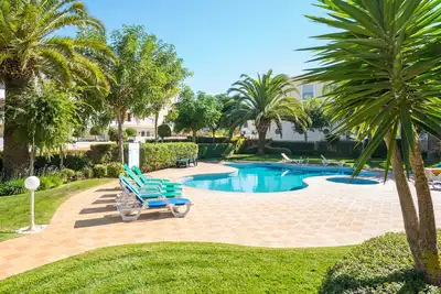 Image de 3 Bed/2 bath apt, terraces, pool, walk to beach