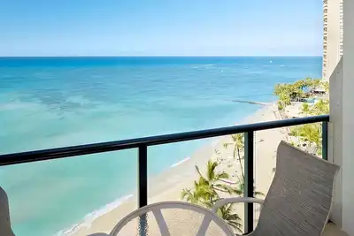 Image de Enjoy 2 Amazing Ocean Front Units! Pool, Restaurants, Minutes to Kapiolani Park