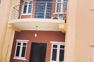 Image de 4-Bedroom Duplex in a Serene and Secure Environment