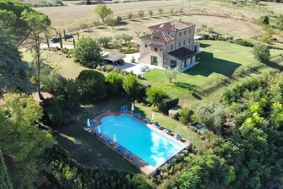 Image de Magnifique maison rénovée. 450 M2, grande piscine, Air-co. Vue imprenable!