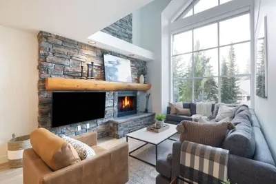 Image de Stunning 3-Bed: Private hot tub, True Ski-In!