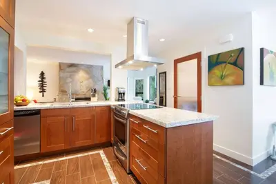 Image de Prime Location: 4-Bedroom Chalet Style Home