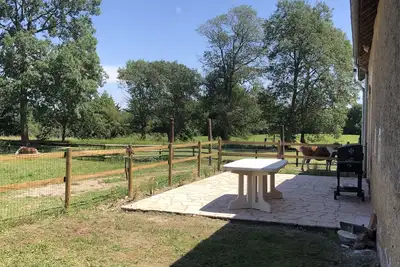 Gîte à la ferme avec cheminée au bord du loir