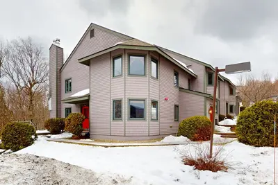 Image de Ski-in/out home near tram with W/D, deck & mountain view