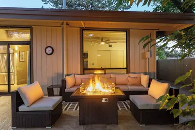 Image de Sedona Modern Mid-Century Walk to Hiking Trails, Natural Light, Dinner In The Yard!