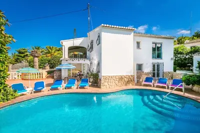 Image de Luxurious 6 Bed Villa with own pool, sea & mountain views only minutes to beach.