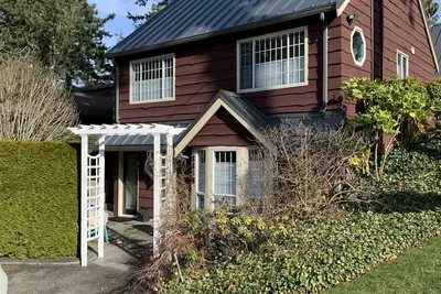 Image de Tsawwassen Lovely private Coach House - walk to shopping, beach and restaurants.