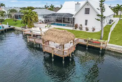 Image de Beautiful 5 bdrm villa, heated salt water pool+spa, fishing & gorgeous sunsets!