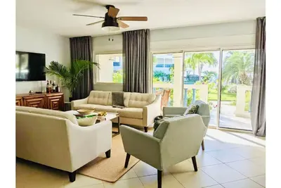 Image de The Beach Condo - a modern 2-bedroom beachfront condo packed with amenities.
