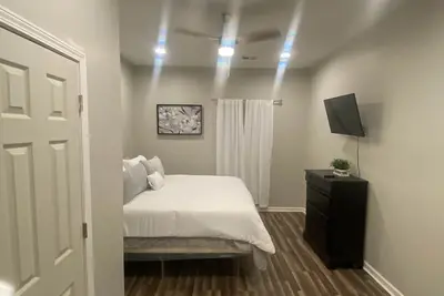 Image de 3 bedroom home located within a mile from downtown