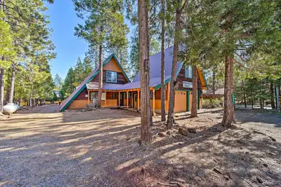 Image de Rustic Trinity Center Cabin w/ Deck Near Fishing!