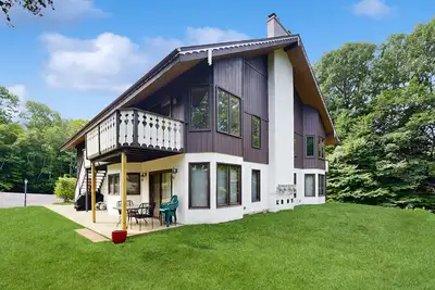 Image de Dog-Friendly Condo with Patio, Full Kitchen, W/D, & Free WiFi