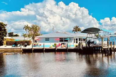 Image de 50’ of Dock for your boats. Hot tub, Boatlift, walk 2 restaurants Xtra parking.