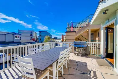 728 San Luis Rey · Spacious Beach House with Large Private Deck