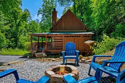 Image de Sevierville Cabin – Hot Tub, King Bed, Game Room, Near Dollywood, Smoky Mountain