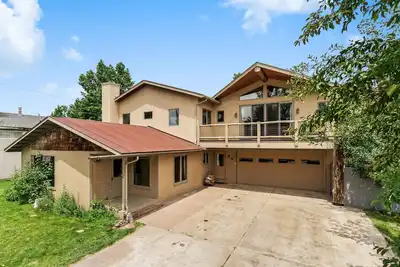 Image de Apres’ Ski here. Location, location. Spacious, clean, well appointed home. Hot tub.