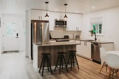 Image de Spacious and modern 2 bedroom 2 bathroom cottage with private yard.