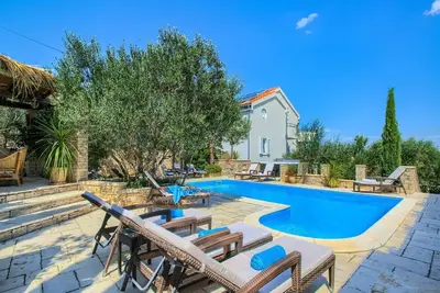 Image de Appartement spacieux à Murter avec jacuzzi