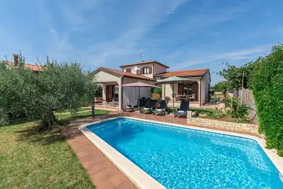 Image de Maison de Vacances à Novigrad avec Piscine
