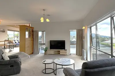 Spacious retreat with Mountain view