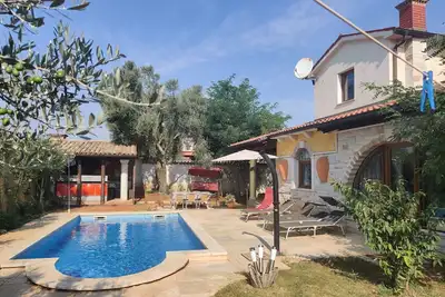 Image de Maison de Vacances Sisan avec Piscine