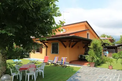 Image de Bungalow avec terrasse couverte dans une station
