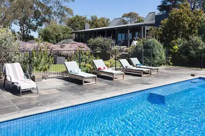 Image de Honeysuckle House with pool and tennis court