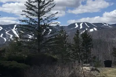 Image de End condo unit 10 minutes to sunday river! Wood fire, large deck and grill!