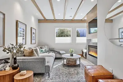 Image de Raven's Nest - Perfectly Located on Main Street