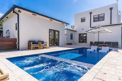 Historic house, heart of Miami. Heated pool & jacuzzi. Walk to Marlins Park