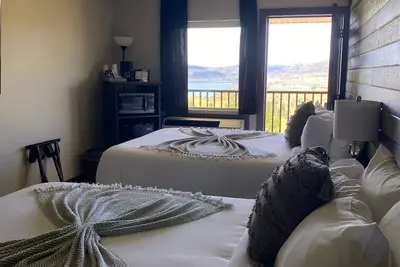 Image de Recently Renovated With Stunning Lake Views!