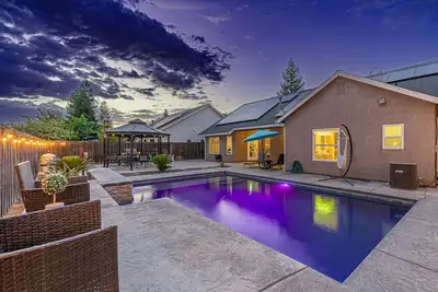Image de Beautiful home W/Pool Close to National Parks.