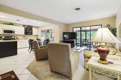 Image de Welcome to Bigelow’s Water View Bungalow – Your Lake Retreat