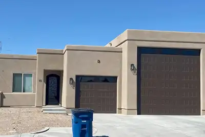 Image de Brand new home, 55 ft garage. 3 bedrooms, sleeps 10. 18ft high garage door.