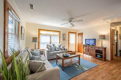 Image de Charming beach cottage, 2 min. walk to the ocean! Pet friendly.