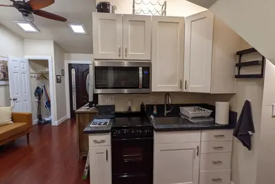Image de Furnished 1 bedroom above garage, Deck, A/C, downtown Placerville.