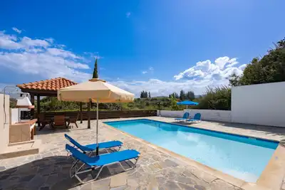 Image de Villa Ira Finiki: Private pool and gardens, A/C, Wi Fi, sea views