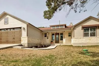 Image de Hill Country Home on Willie Nelson GolfCourse, acre lot, golfcart ride to lake