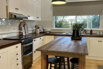 Image de When a little white house in the country is all that is required!