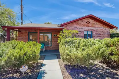 Image de Stylish Sam Hughes Escape With Private Yard, Dogs Ok & Free WiFi