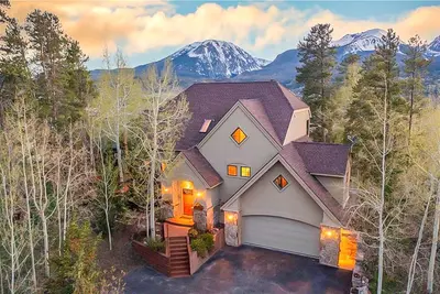 Expansive getaway with stunning views, hot tub  & fast WiFi - dogs welcome
