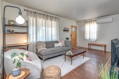 Image de ZonaMod MidCentury ⁜King ⁜FirePit ⁜Backyard ⁜Dog Friendly ⁜Near Downtown