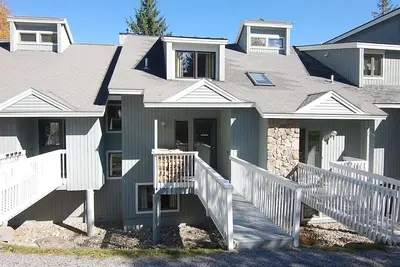 Image de Slopeside Ski-On/Off Condo on Stratton. Mnt access for hiking, biking, golf.