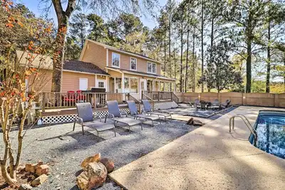 Image de Lakefront Macon Home w/ Pool, Dock & Fishing!