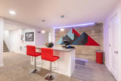 Modern & Spacious 2 bed/2 bath Close to Du