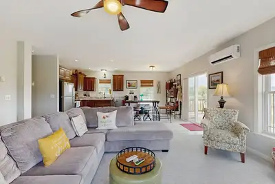 Image de Private, well-appointed home with lake views, deck - near wine trails