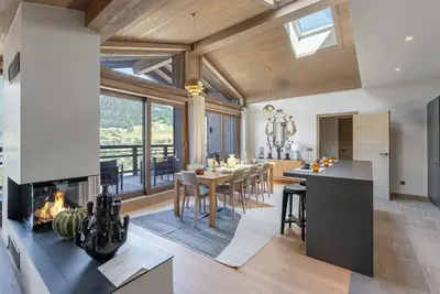 Image de Duplex à Megève avec spa, piscine, salle de sport et cheminée